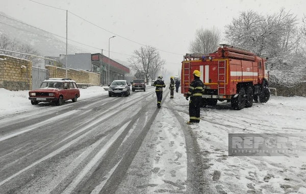 Сильный снегопад парализовал движение транспорта в Шеки - ФОТО