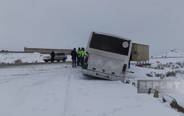 Bakı-Şamaxı yolunda avtobus qəzaya düşüb - FOTO