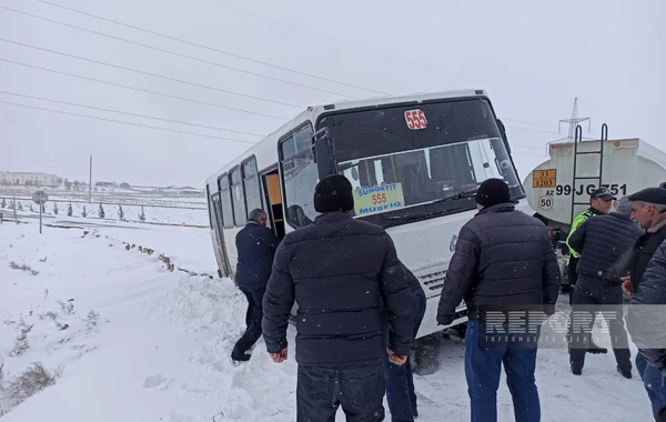 Bakı-Şamaxı yolunda avtobus qəzaya düşüb - FOTO