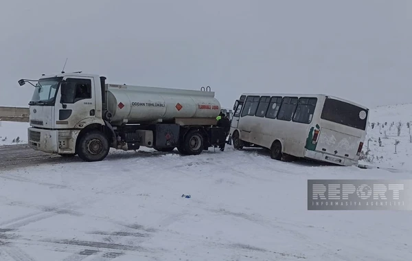 Bakı-Şamaxı yolunda avtobus qəzaya düşüb - FOTO