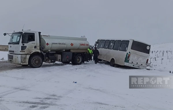 Bakı-Şamaxı yolunda avtobus qəzaya düşüb - FOTO