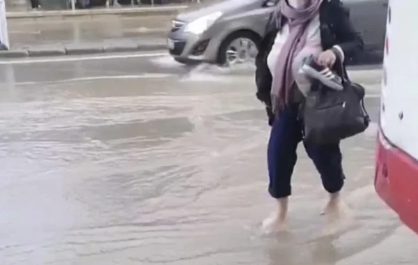 İzmirdə şiddətli leysandan sonra küçələri su basdı - FOTO/VİDEO