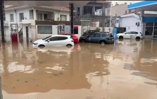 İzmirdə şiddətli leysandan sonra küçələri su basdı - FOTO/VİDEO