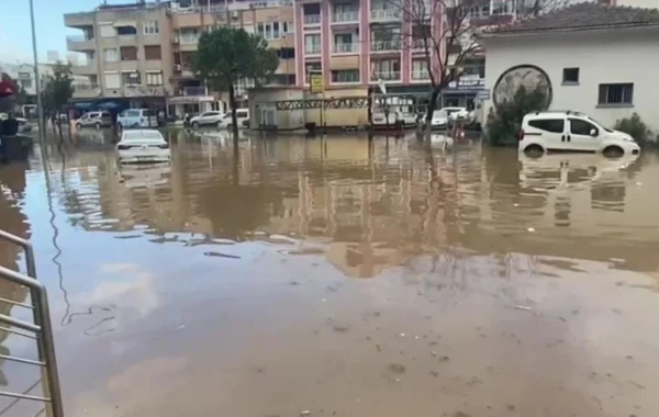 İzmirdə şiddətli leysandan sonra küçələri su basdı - FOTO/VİDEO