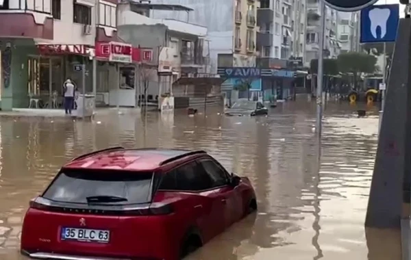 İzmirdə şiddətli leysandan sonra küçələri su basdı - FOTO/VİDEO
