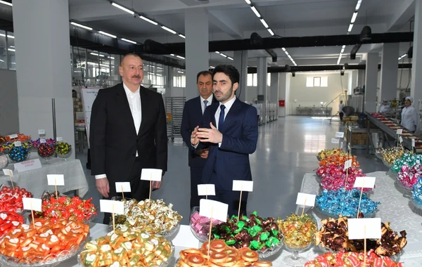 İlham Əliyev Lənkəranda qənnadı məhsullarının istehsalı müəssisəsinin fəaliyyəti ilə tanış olub - YENİLƏNİB - FOTO
