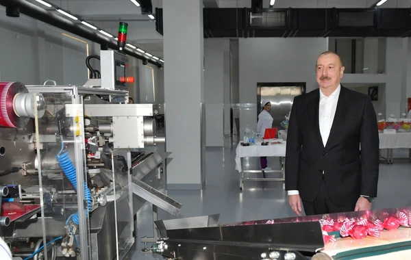 İlham Əliyev Lənkəranda qənnadı məhsullarının istehsalı müəssisəsinin fəaliyyəti ilə tanış olub - YENİLƏNİB - FOTO