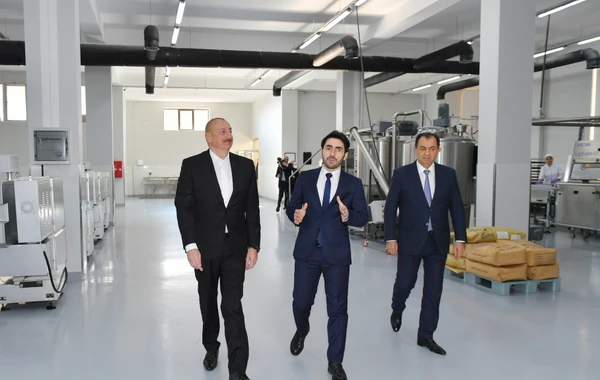 İlham Əliyev Lənkəranda qənnadı məhsullarının istehsalı müəssisəsinin fəaliyyəti ilə tanış olub - YENİLƏNİB - FOTO