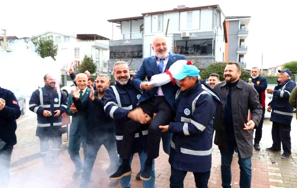 Maaşları 60% qaldırılan işçilər sevincdən bələdiyyə sədrini çiyinlərinə qaldırdılar - FOTO