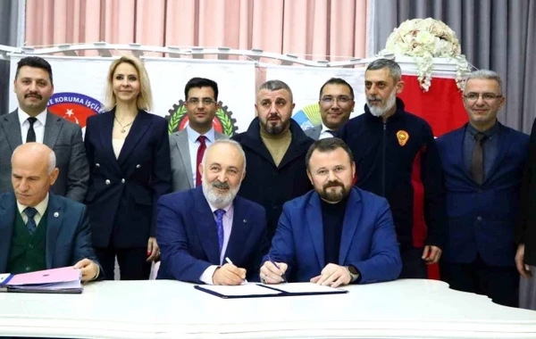 Maaşları 60% qaldırılan işçilər sevincdən bələdiyyə sədrini çiyinlərinə qaldırdılar - FOTO