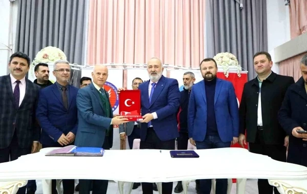 Maaşları 60% qaldırılan işçilər sevincdən bələdiyyə sədrini çiyinlərinə qaldırdılar - FOTO