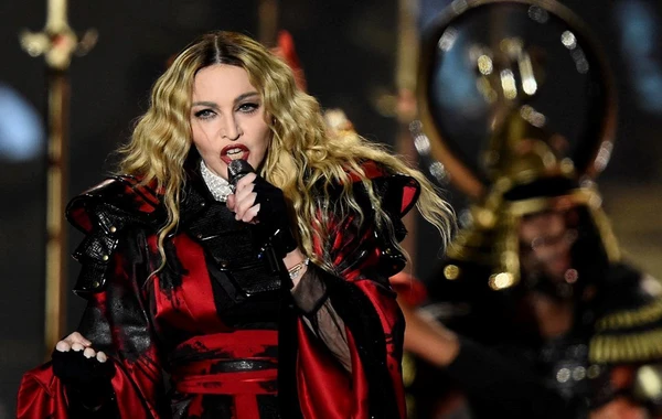 Fanatları konsertə gecikən Madonnanı məhkəməyə verdi - FOTO