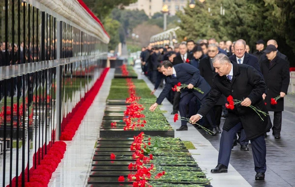 DTX-nin əməkdaşları Şəhidlər xiyabanını ziyarət ediblər - FOTO