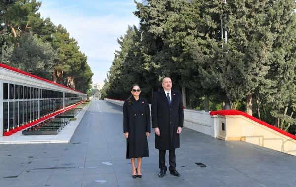 Президент Азербайджана и первая леди посетили Аллею шехидов - ФОТО