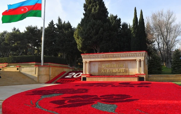 Президент Азербайджана и первая леди посетили Аллею шехидов - ФОТО