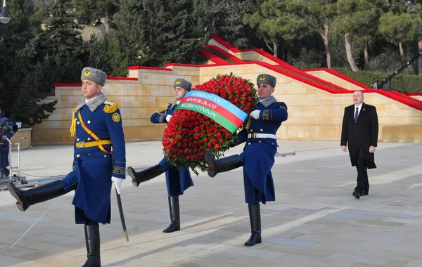 Президент Азербайджана и первая леди посетили Аллею шехидов - ФОТО