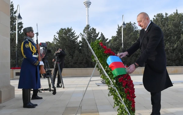 Президент Азербайджана и первая леди посетили Аллею шехидов - ФОТО