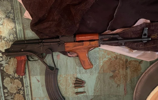 Ağsuda yaşadığı evdə avtomat gizlədən və narkotik satanlar saxlanılıblar - FOTO