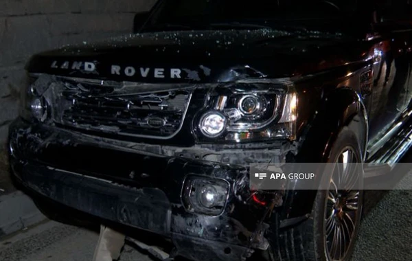 Bakıda “Land Rover” sürücüsü qəza törətdi, sərnişini döydü - FOTO