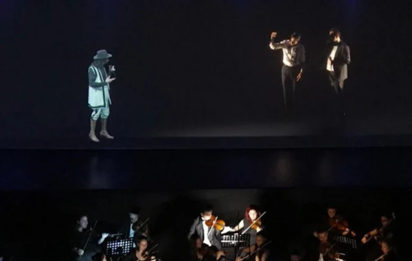 20 ildən sonra səhnədə! Cem Karaca filminin qala gecəsində holoqram texnologiyası ilə konsert verib - VİDEO