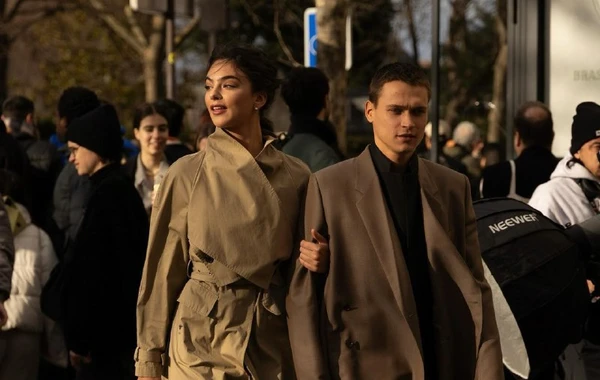 Дочь Моники Беллуччи впервые вышла в свет с бойфрендом-актером - ВИДЕО