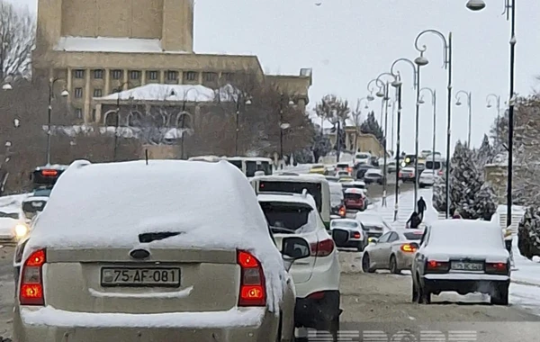 Снег затруднил движение транспорта в ряде районов, дорога Исмаиллы-Лахыдж закрыта - ФОТО