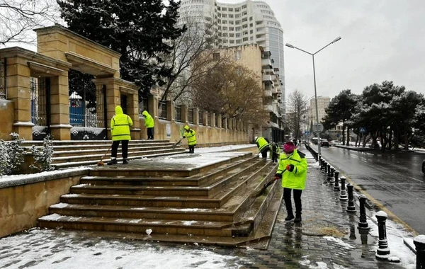 Qarlı hava şəraiti ilə əlaqədar Bakıda kommunal strukturlar gücləndirilmiş rejimə keçib - FOTO