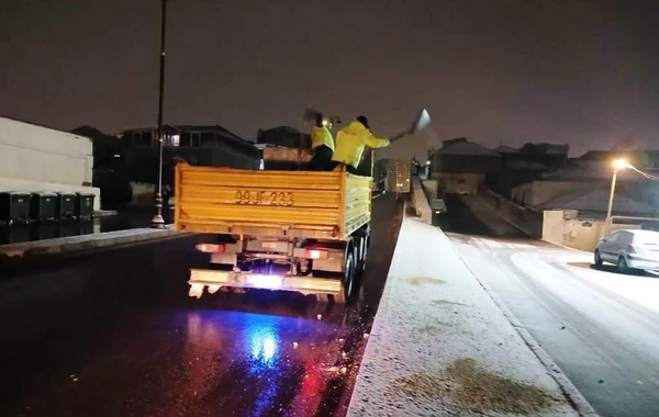 Qarlı hava şəraiti ilə əlaqədar Bakıda kommunal strukturlar gücləndirilmiş rejimə keçib - FOTO