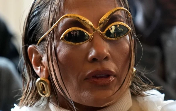 Cennifer Lopezin eynəyi və "robot körpə" müzakirələrə səbəb oldu - FOTO