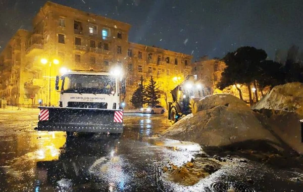 Qarlı hava şəraiti ilə əlaqədar Bakıda kommunal strukturlar gücləndirilmiş rejimə keçib - FOTO