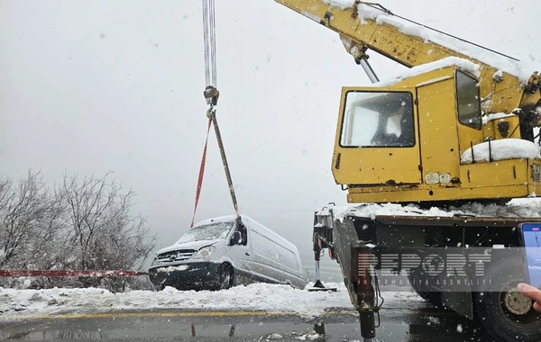Biləsuvarda qarlı hava şəraiti yol qəzalarına səbəb olub - FOTO