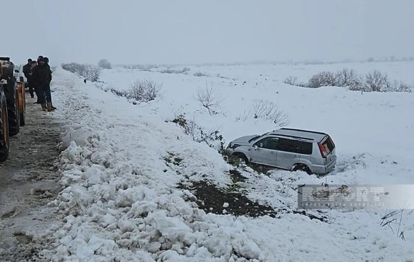 Biləsuvarda qarlı hava şəraiti yol qəzalarına səbəb olub - FOTO