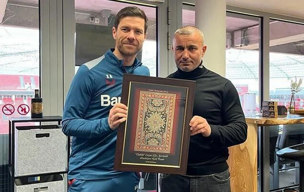 Qurban Qurbanovdan Xabi Alonsoya maraqlı hədiyyə - FOTO