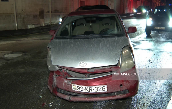Bakıda yol kəsişməsində maşınlar toqquşub - FOTO