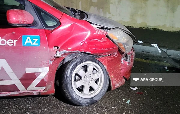 Bakıda yol kəsişməsində maşınlar toqquşub - FOTO
