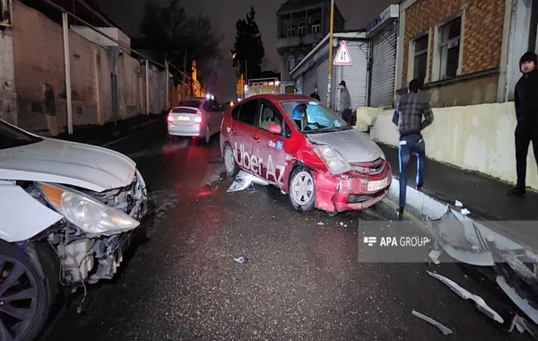 В Баку столкнулись Hyundai и Prius - ФОТО