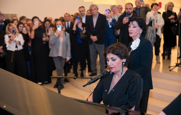 Heydər Əliyev Mərkəzində gürcü rəssamın sərgisi açılıb - FOTO