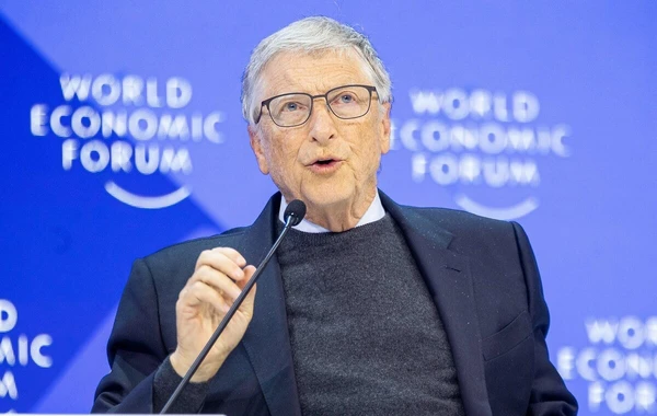 Vaksinlə insanlara çip taxdığı deyilən Bill Qeyts danışdı