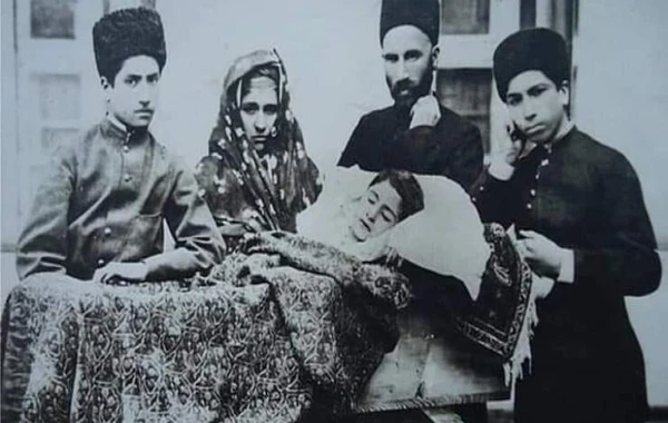 Hacı Zeynalabdin Tağıyevin oğlunun tabutu önündə FOTOsu