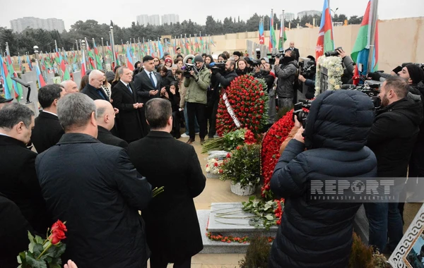 XİN rəhbərliyi Azərbaycanın İrandakı səfirliyinə hücum zamanı ölən Orxan Əsgərovun məzarını ziyarət edib - FOTO