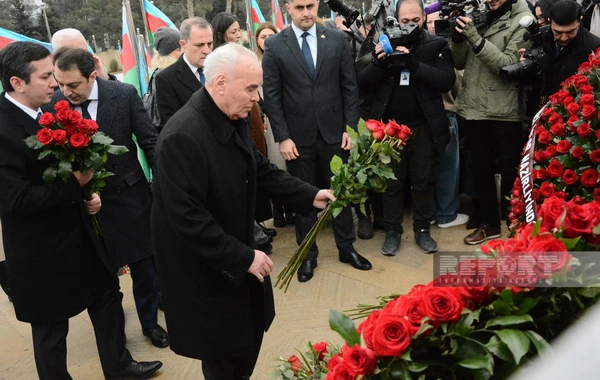 XİN rəhbərliyi Azərbaycanın İrandakı səfirliyinə hücum zamanı ölən Orxan Əsgərovun məzarını ziyarət edib - FOTO