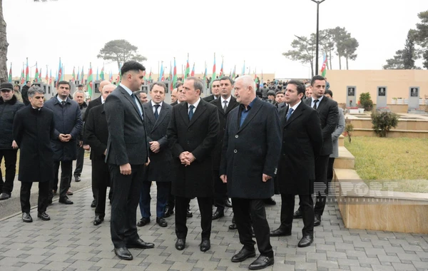 XİN rəhbərliyi Azərbaycanın İrandakı səfirliyinə hücum zamanı ölən Orxan Əsgərovun məzarını ziyarət edib - FOTO