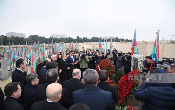 XİN rəhbərliyi Azərbaycanın İrandakı səfirliyinə hücum zamanı ölən Orxan Əsgərovun məzarını ziyarət edib - FOTO