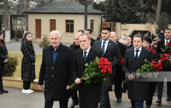 XİN rəhbərliyi Azərbaycanın İrandakı səfirliyinə hücum zamanı ölən Orxan Əsgərovun məzarını ziyarət edib - FOTO
