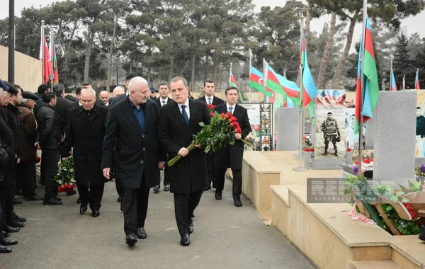 XİN rəhbərliyi Azərbaycanın İrandakı səfirliyinə hücum zamanı ölən Orxan Əsgərovun məzarını ziyarət edib - FOTO