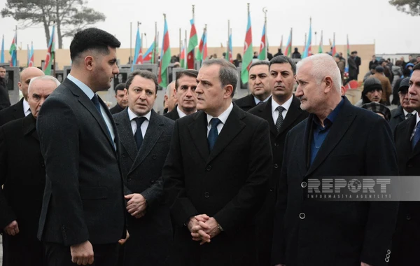 XİN rəhbərliyi Azərbaycanın İrandakı səfirliyinə hücum zamanı ölən Orxan Əsgərovun məzarını ziyarət edib - FOTO