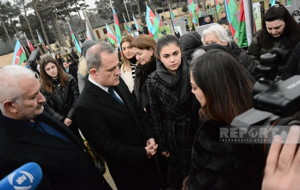 XİN rəhbərliyi Azərbaycanın İrandakı səfirliyinə hücum zamanı ölən Orxan Əsgərovun məzarını ziyarət edib - FOTO