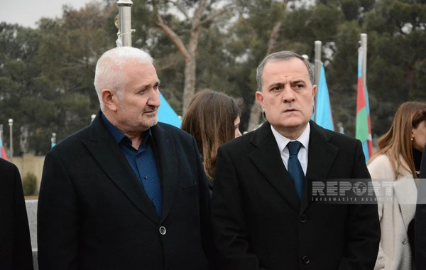 XİN rəhbərliyi Azərbaycanın İrandakı səfirliyinə hücum zamanı ölən Orxan Əsgərovun məzarını ziyarət edib - FOTO