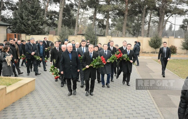 XİN rəhbərliyi Azərbaycanın İrandakı səfirliyinə hücum zamanı ölən Orxan Əsgərovun məzarını ziyarət edib - FOTO