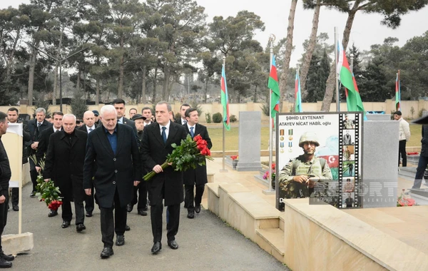 XİN rəhbərliyi Azərbaycanın İrandakı səfirliyinə hücum zamanı ölən Orxan Əsgərovun məzarını ziyarət edib - FOTO